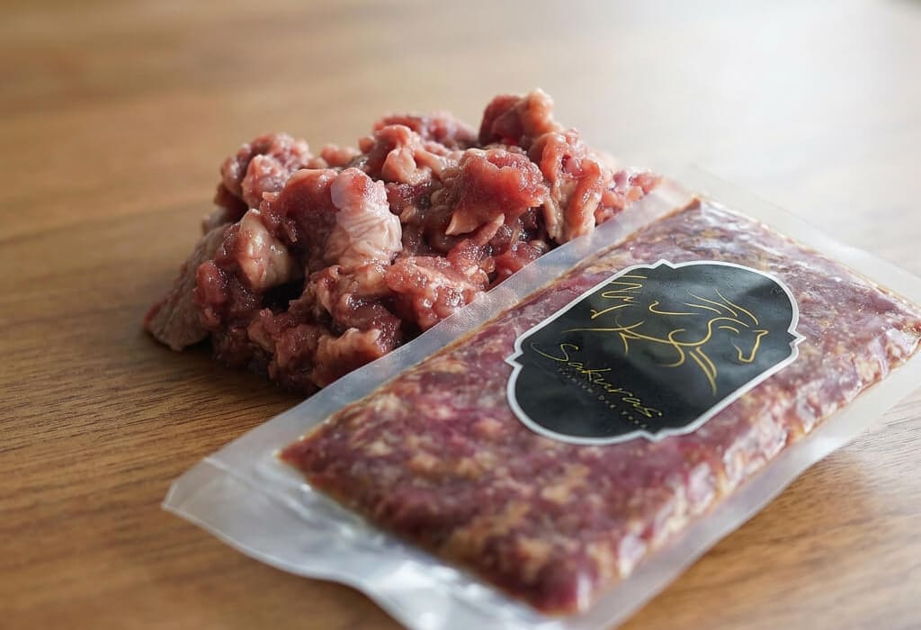 犬用無添加生肉ミンチドッグフードとパッケージの商品イメージ