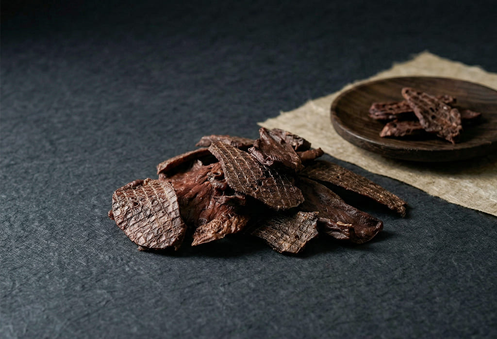 犬用ケージのそばに置かれた無添加ラングジャーキーのおやつとパッケージ